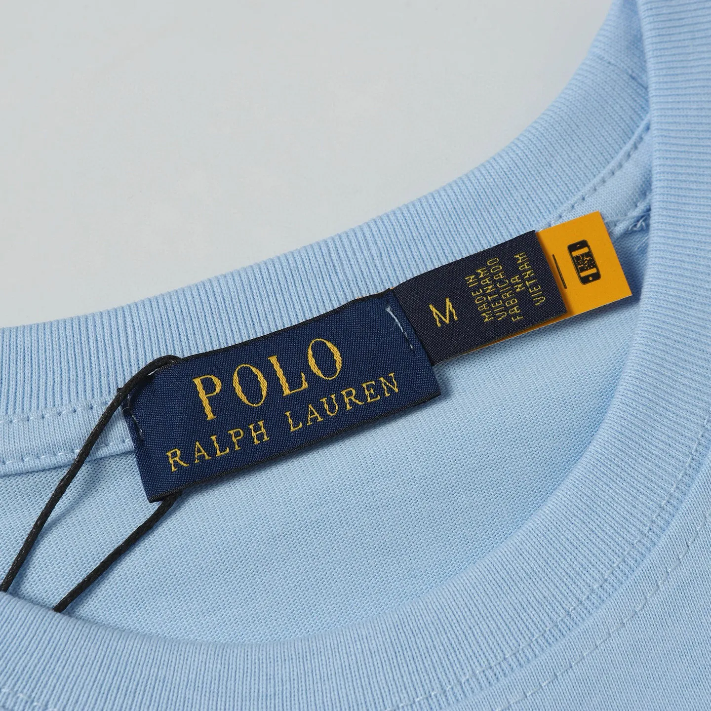 P126 Style number: 506 Ralph Lauren/Ralph Lauren 25ss summer new round-neck T-shirt with English letter embroidery. The main logo on the neck has a QR code mark, which can be scanned for verification. The detailed English letter logo embroidery is all high-density and made with imported Tajima machines, which distinguishes low-quality products on the market. 32 counts, 240g hydrophilic toner, 100% cotton fabric, comfortable and soft, highly breathable, focusing on high-end cost-effectiveness, needless to say good quality. Available in a variety of colors, both boys and girls can try this genderless style, giving them a yuppie tone in no time. Immerse yourself in your leisurely style, and have your own style in retro. Natural, vivid and very French romantic feelings, perfectly integrating youthful atmosphere and trend. Color: black, white, green, sky blue Size: S-xL S Shoulder width 44 Bust 104 Sleeve length 23 Clothing length 72 M Shoulder width 45 Bust 108 Sleeve length 24 Clothing length 74 L Shoulder width 46 Bust 112 Sleeve length 25 Clothing length 76 xL Shoulder width 47 Bust 116 Sleeve length 26 Clothing length 78